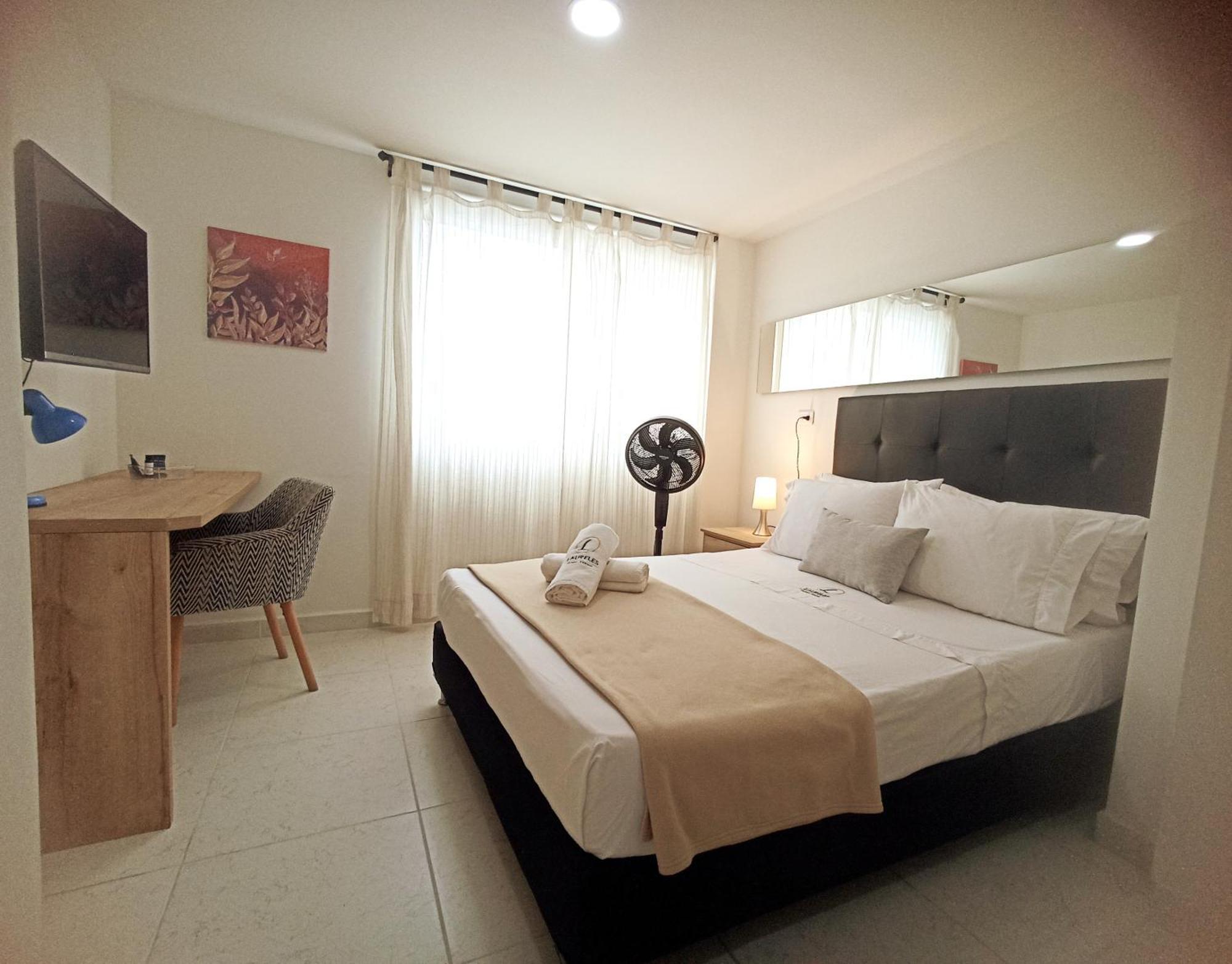 Laureles Guest House Lgh Hotel Medellín Esterno foto